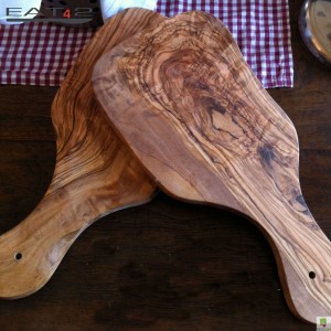 Classic cutting board with handle