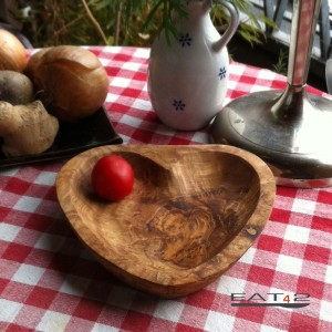 Little Bowl - heart shaped - Olivewood