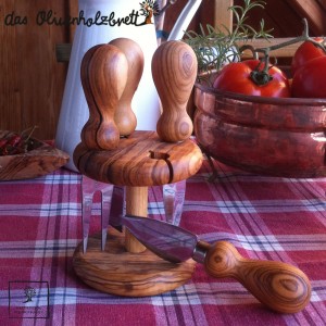 Set of 4 Olive wood cheese knifes 