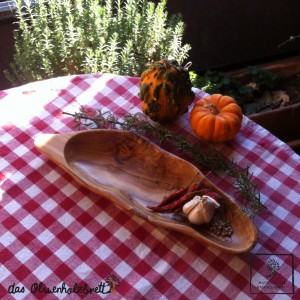 bowl, olive wood, leaf shape  