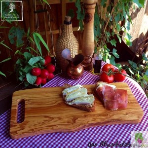 Carving board, natural cut with handle