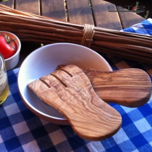 Salad server formed like hands