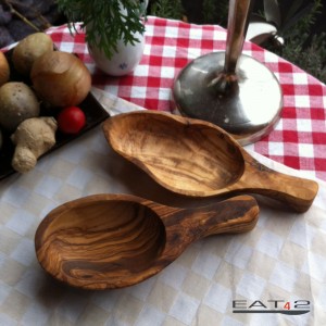 Little olivewood bowl with handle